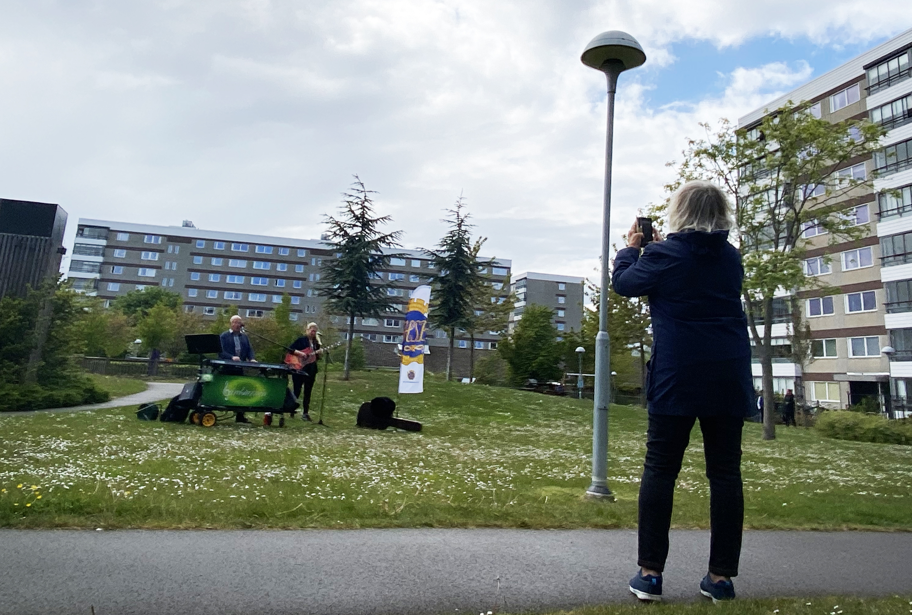 Gertrud Mohrin filmade underhållningen.